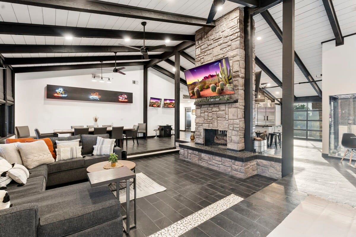 Home in Phoenix property photo 3