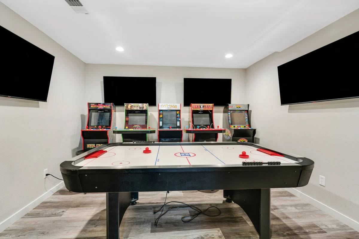 Home in Aurora property photo 5