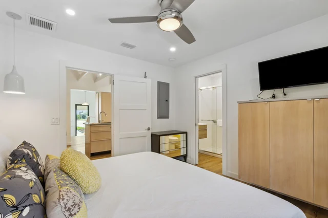 Bedroom 1 image 1