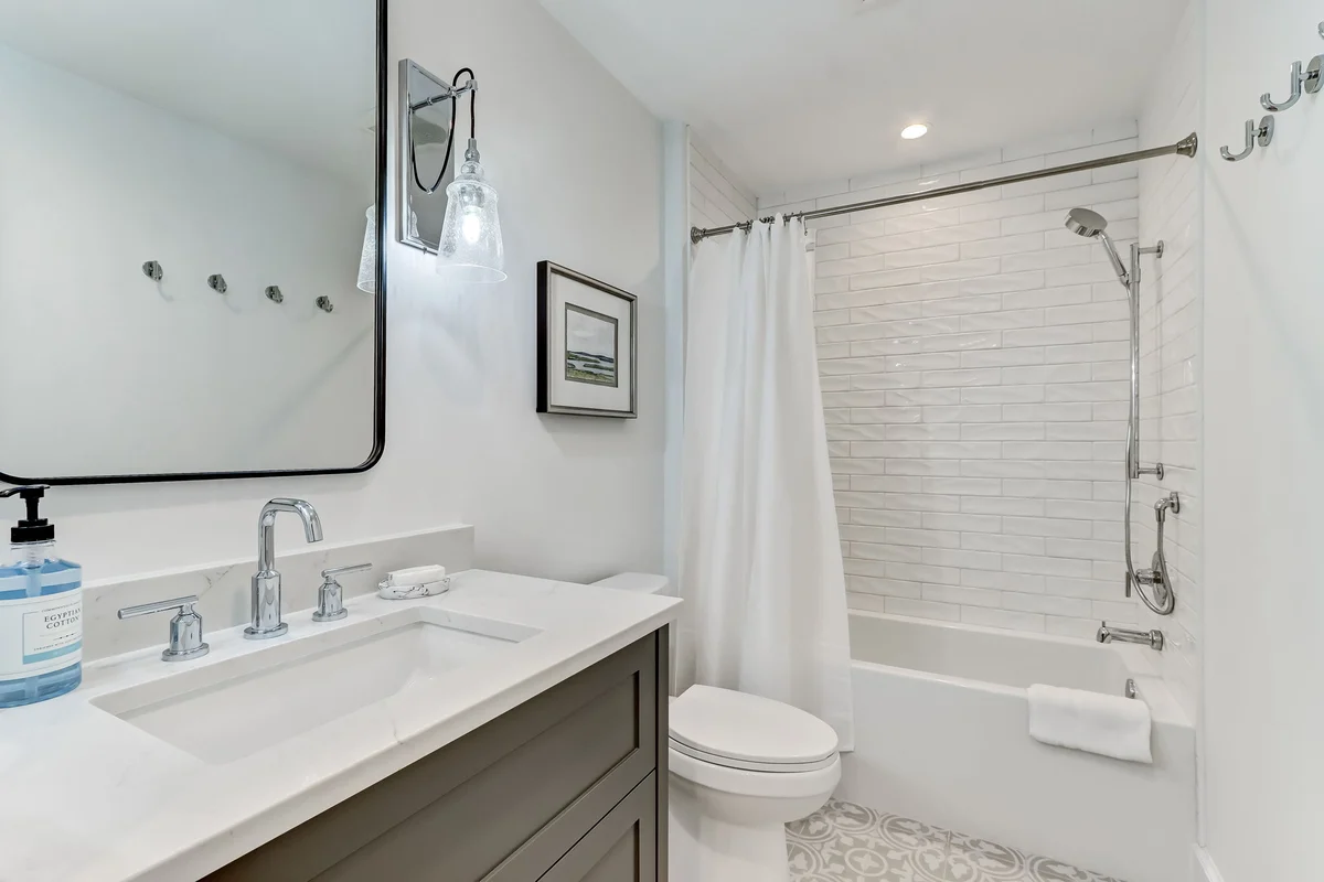 Bathroom 4 image 1