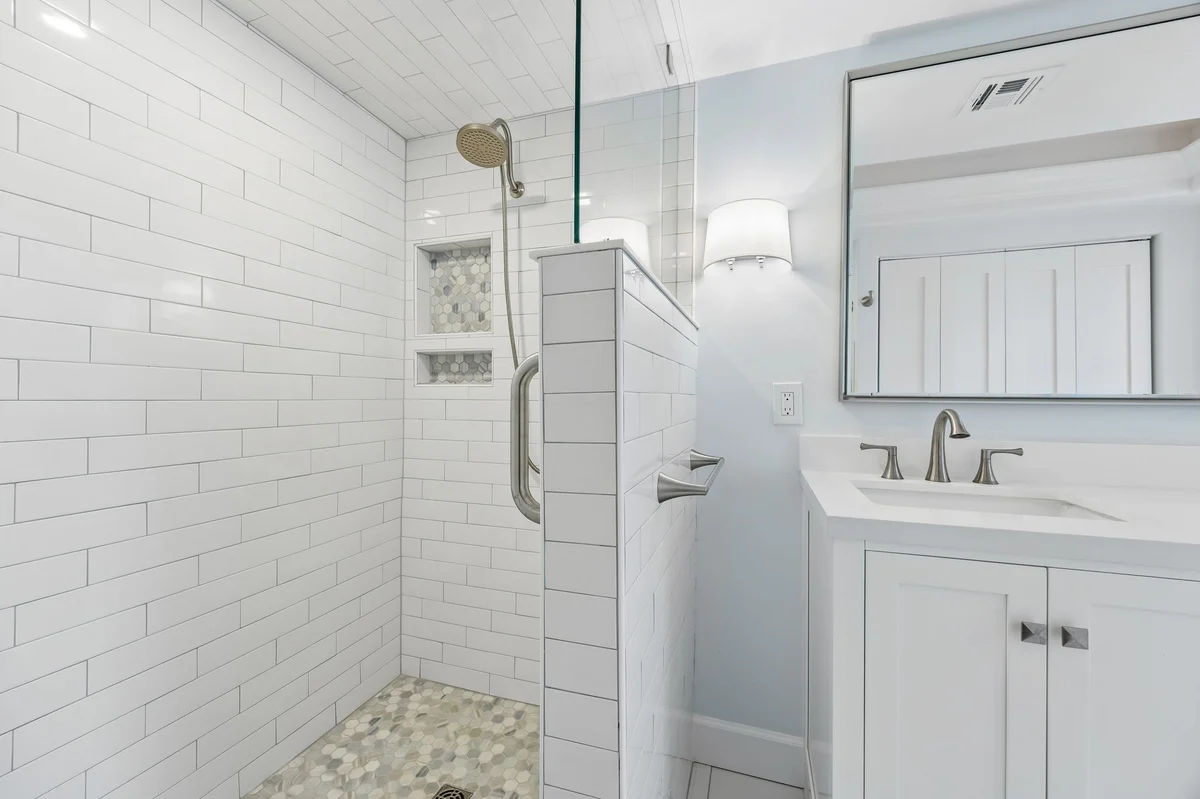 Bathroom 1 image 1