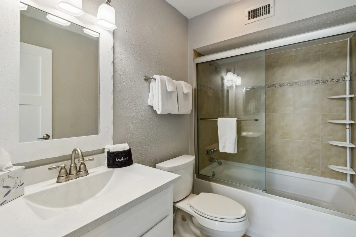 Bathroom 1 image 1