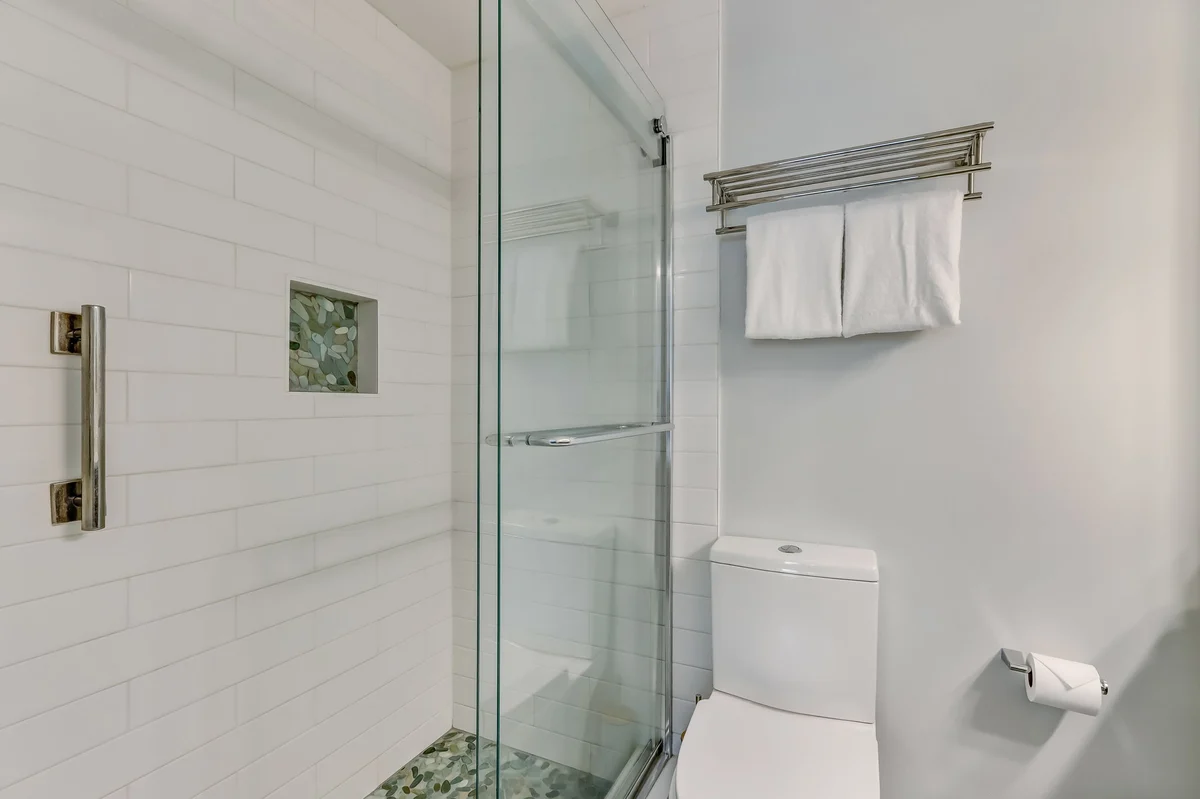 Bathroom 3 image 1