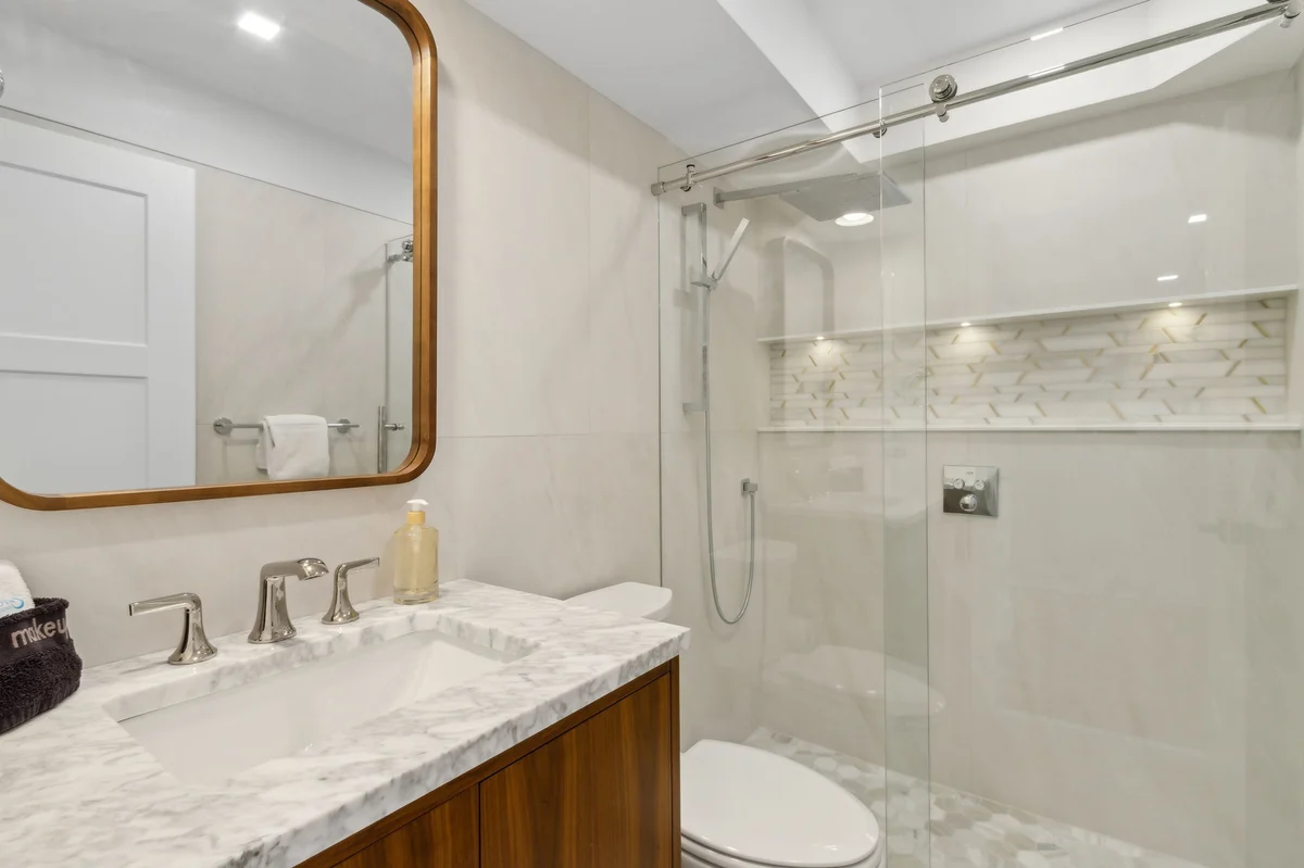 Bathroom 1 image 1