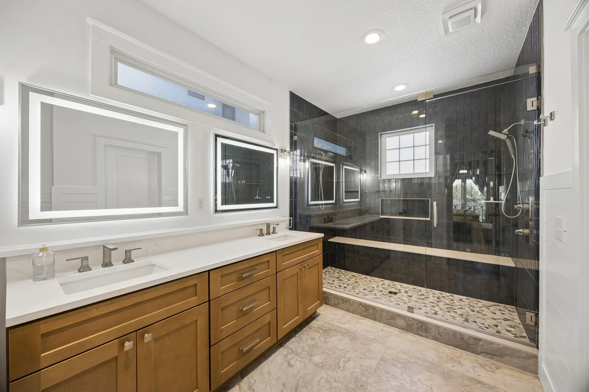 Bathroom 1 image 1