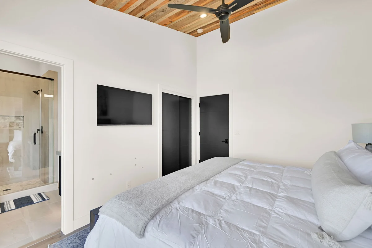Bedroom 1 image 1