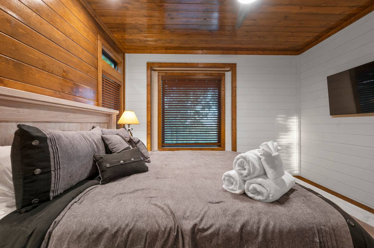 Bedroom image 1