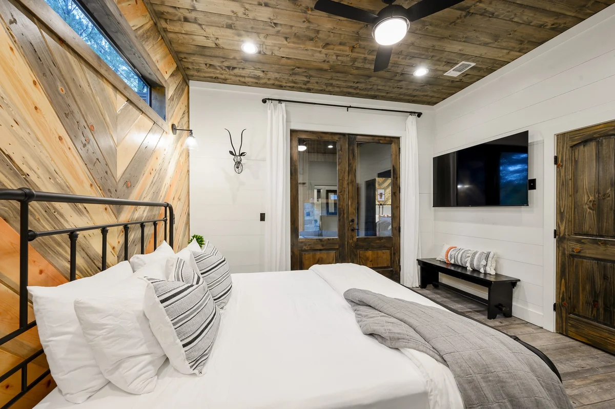 Bedroom image 1