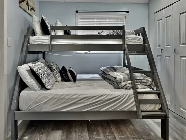 Bedroom 5 image 1