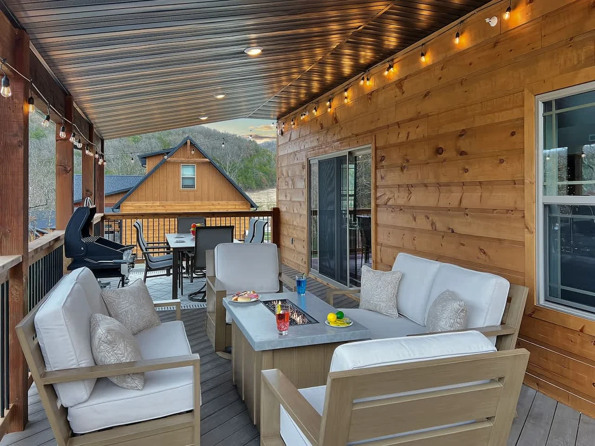 Close to pools, overlooks water, gorgeous cabin property photo 5