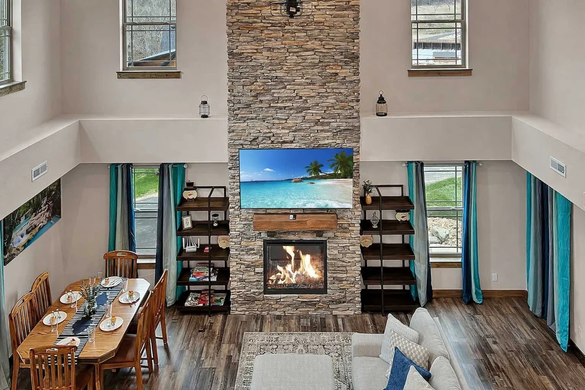 Close to pools, overlooks water, gorgeous cabin property photo 4