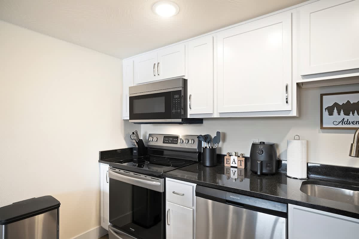 205 Close to downtown, Landing and Convention Center property photo 3