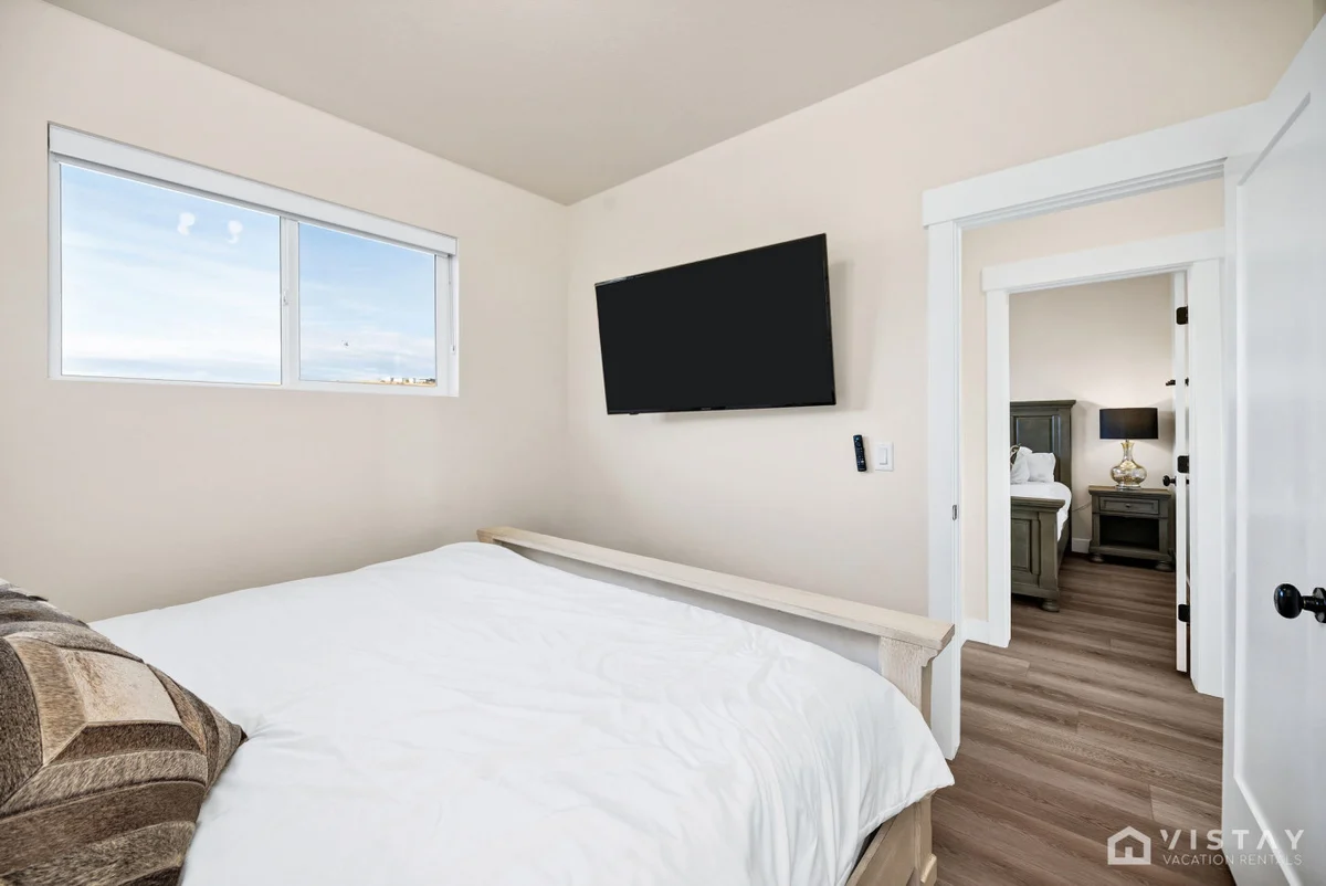 Bedroom 6 image 1
