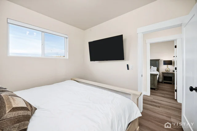 Bedroom 6 image 1