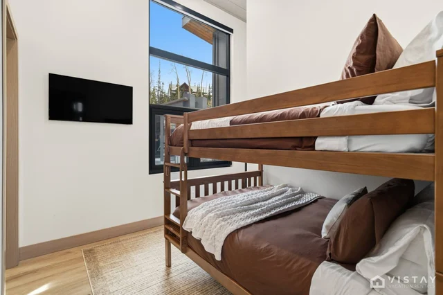 Bedroom 6 image 1