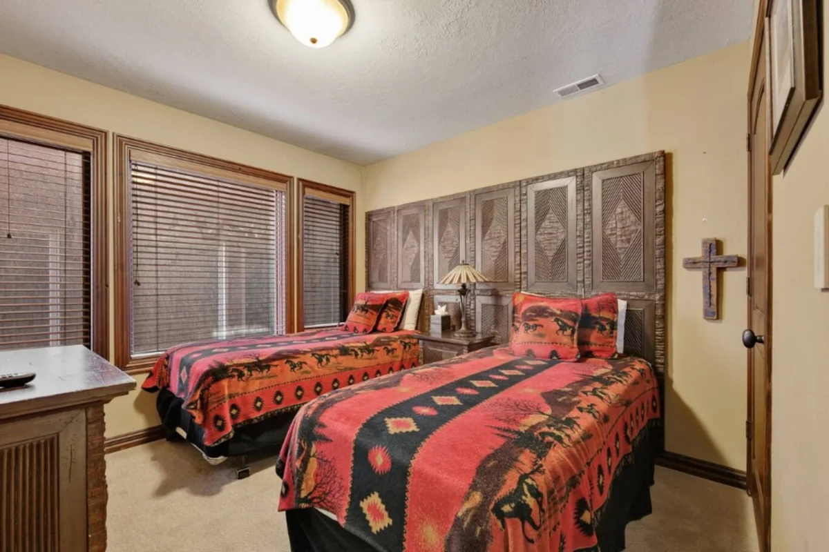 Bedroom 5 image 1