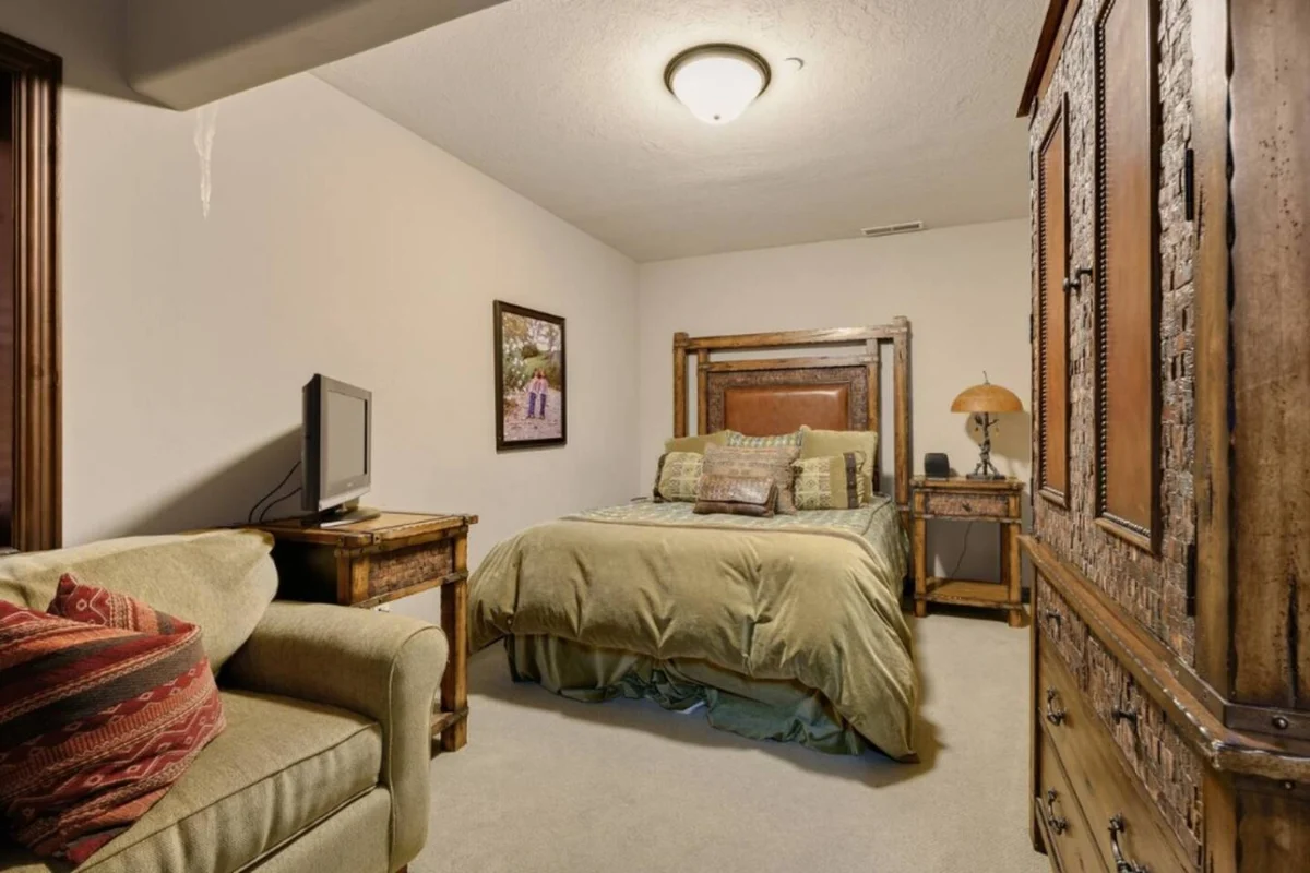 Bedroom 2 image 1