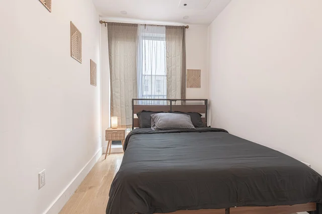 Bedroom 2 image 1
