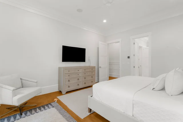 Bedroom 5 image 1