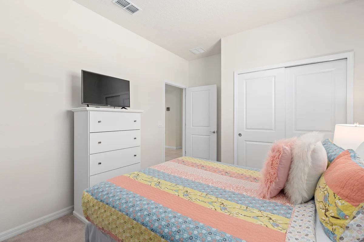 Bedroom 5 image 1