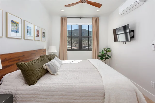 Bedroom 1 image 1