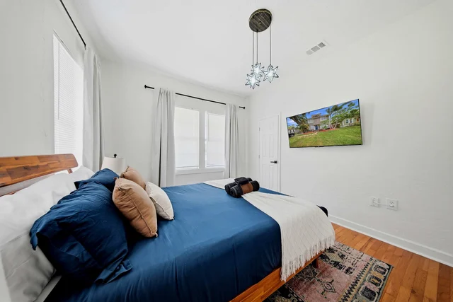 Bedroom 5 image 1