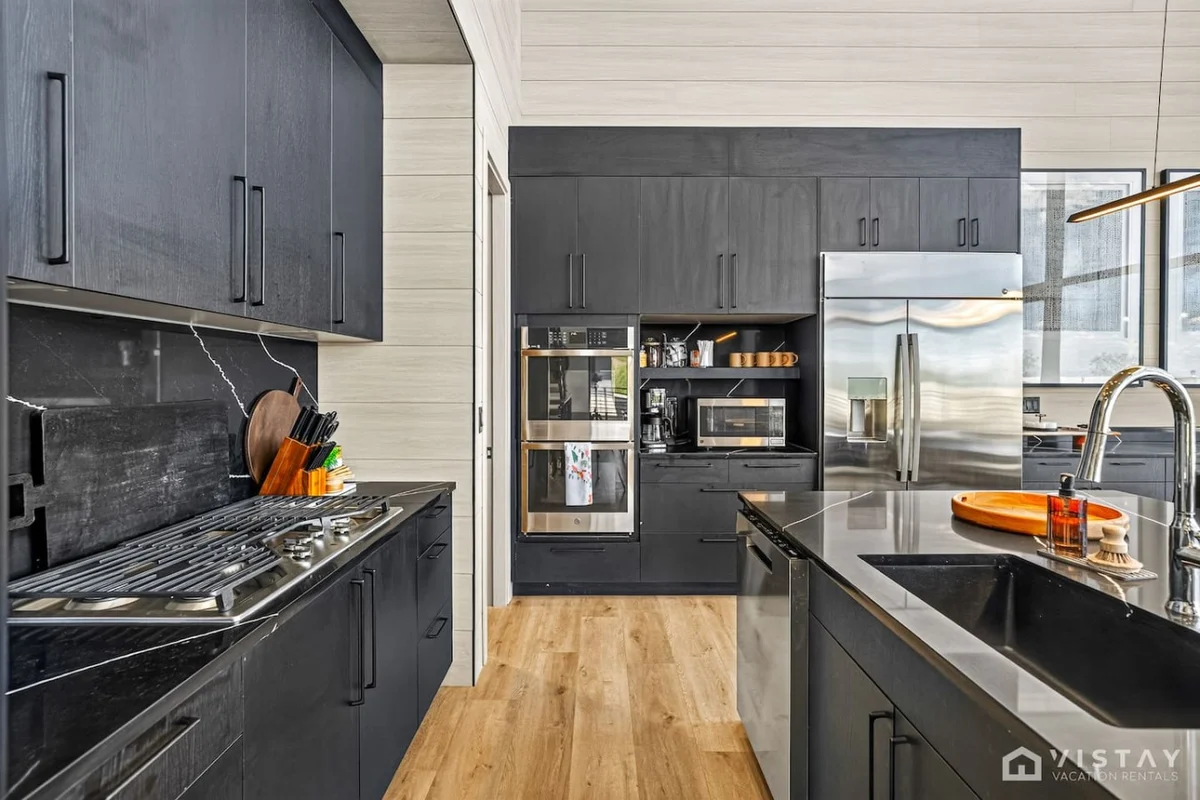 Skyline Retreat, Luxe Townhome w/ Hot Tub & Sauna property photo 3