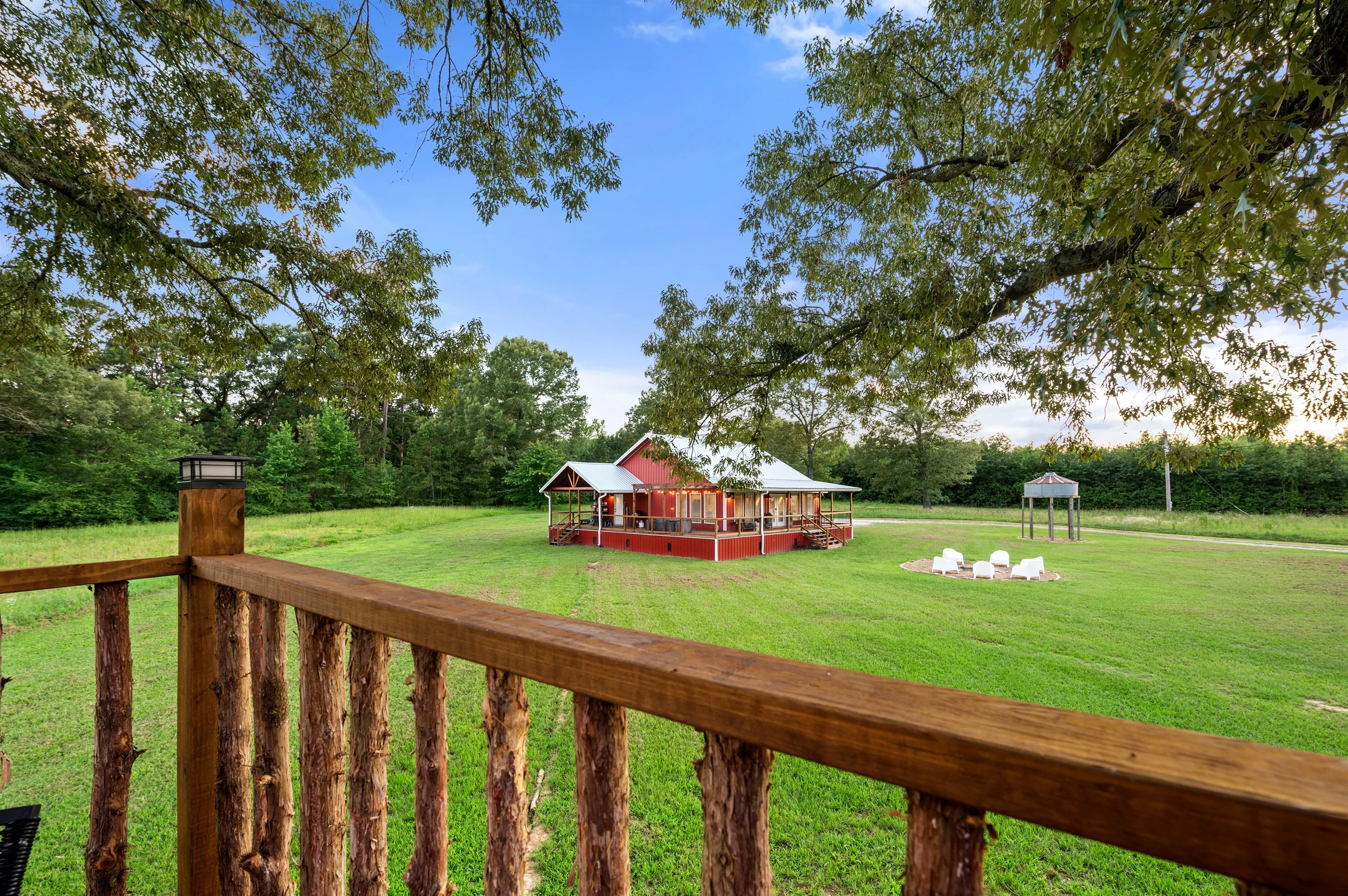 Home in broken bow property photo 2