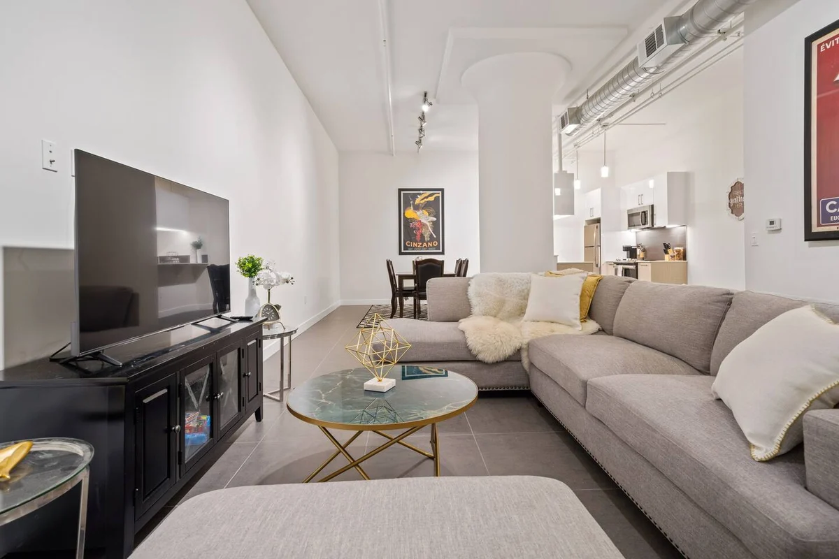 Condo in Los Angeles property photo 2