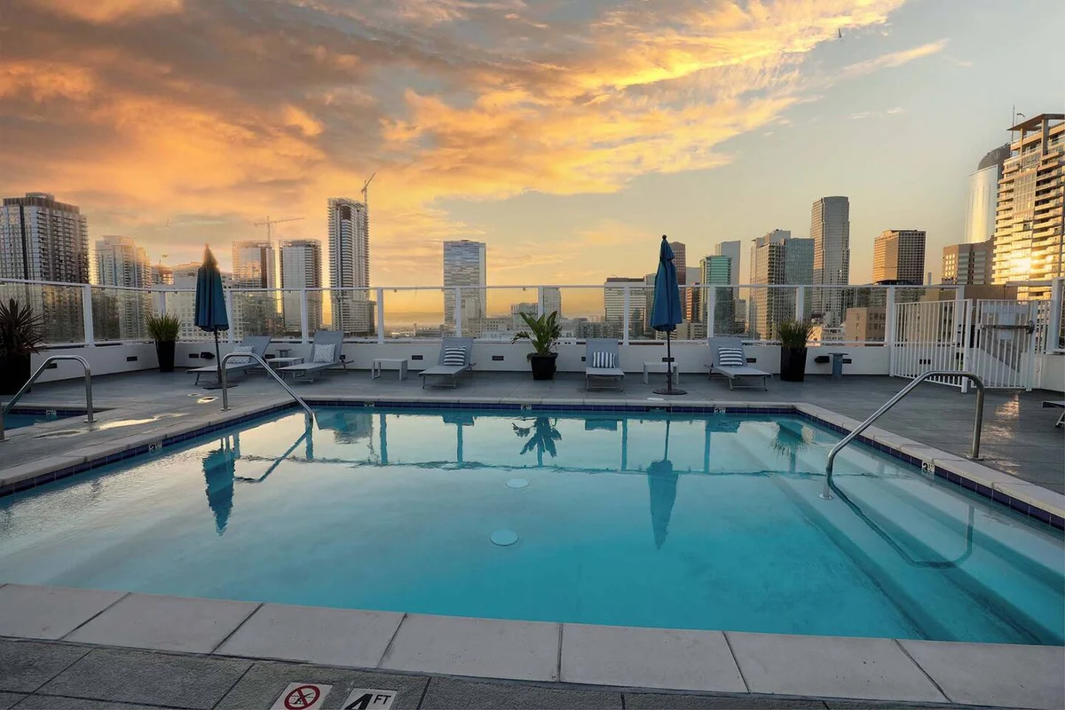 Condo in Los Angeles property photo 4