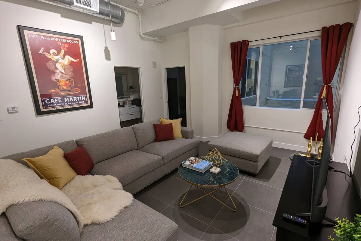 Condo in Los Angeles property photo 5
