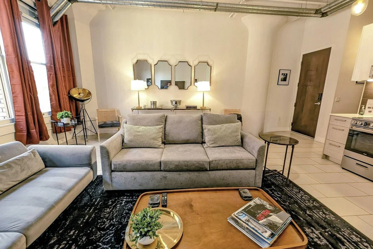 Condo in Los Angeles property photo 5