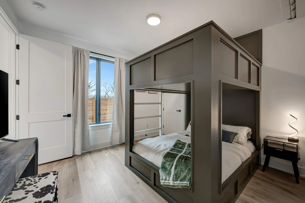 Bedroom 1 image 1