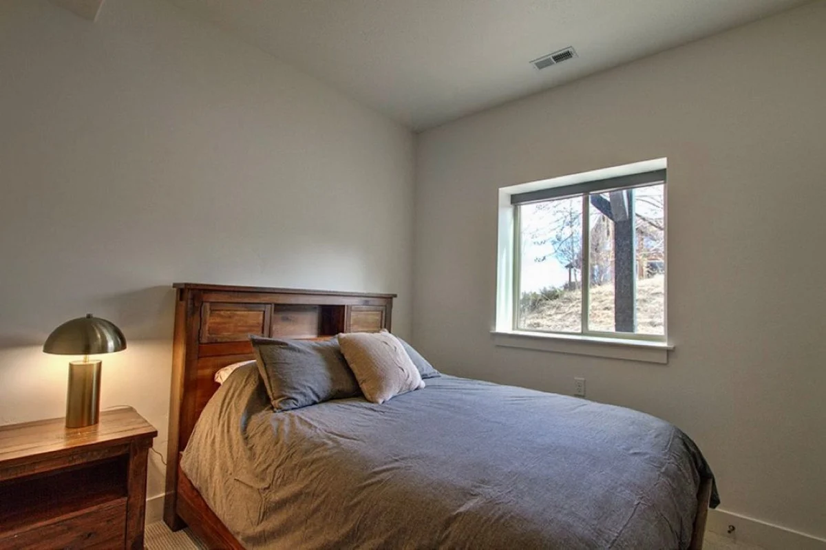 Bedroom 2 image 1