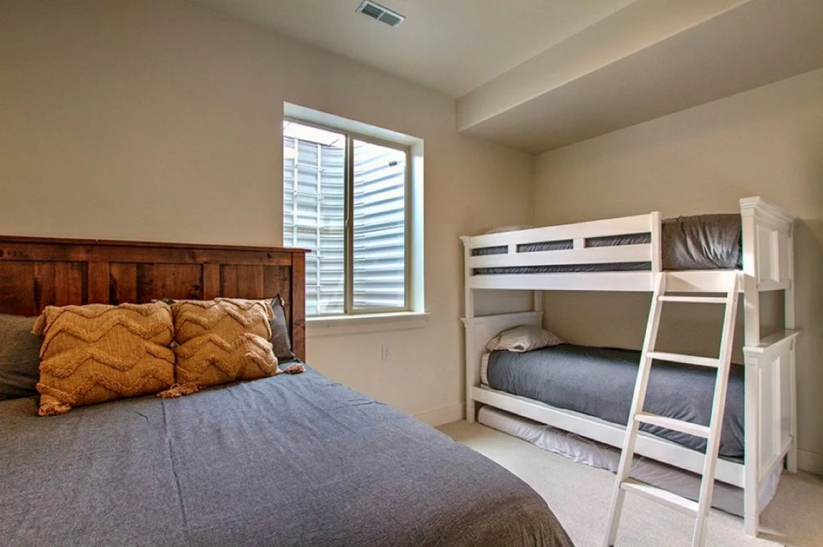 Bedroom 4 image 1