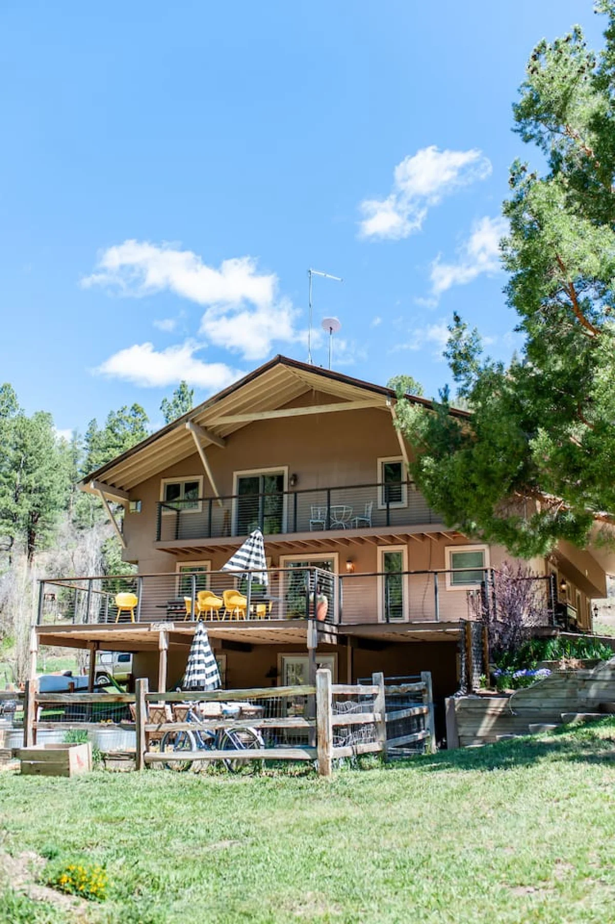 Juniper unit 7 Butte view-creek-big yard-hot tub-pet friendly 10 min DT Durango property photo 1