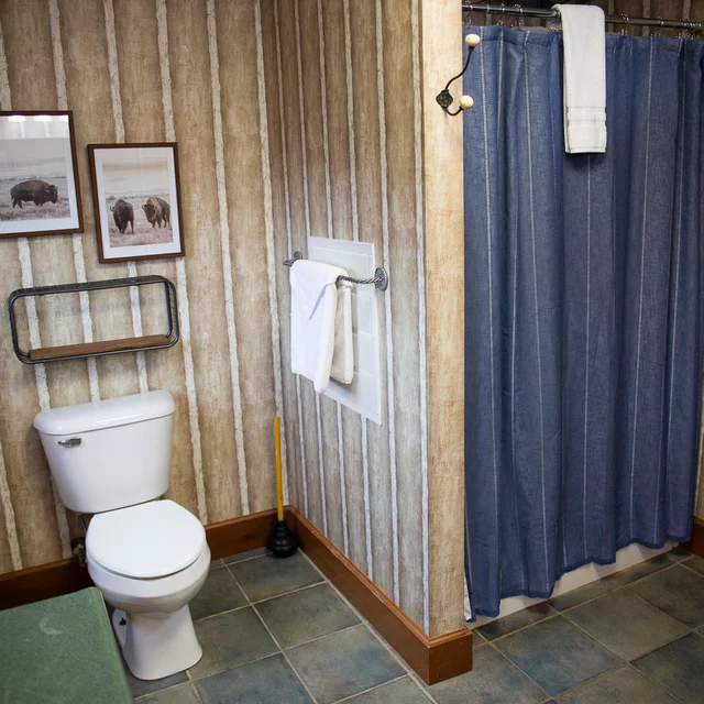Bathroom 3 image 1