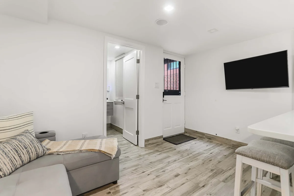 Apartment in District of Columbia property photo 5