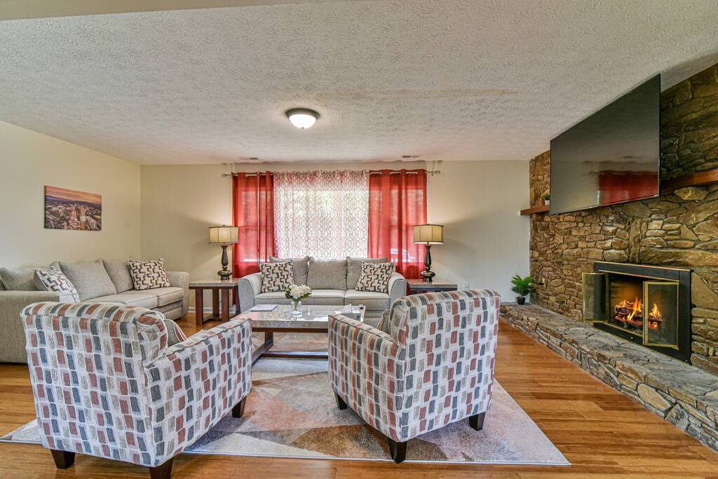 Asheville Oasis: Luxury Retreat, Hot Tub & Games property photo 2