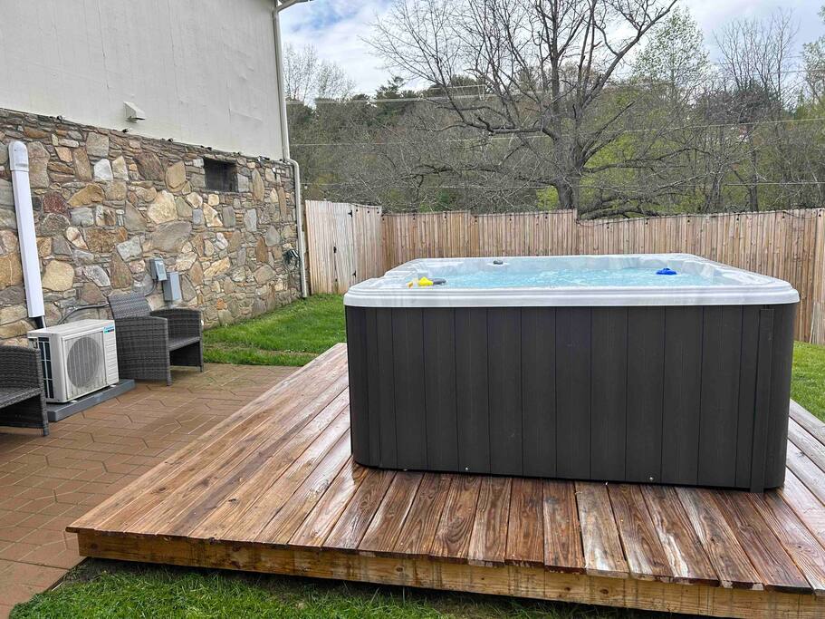 Asheville Oasis: Luxury Retreat, Hot Tub & Games property photo 3