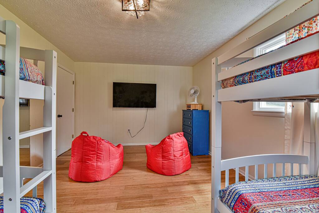 Asheville Oasis: Luxury Retreat, Hot Tub & Games property photo 4
