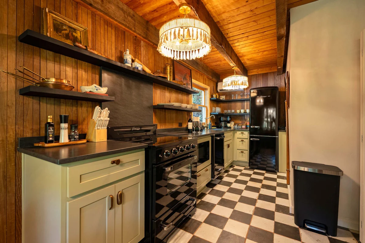 Romantic log cabin - Hot Tub & Fireplace property photo 2