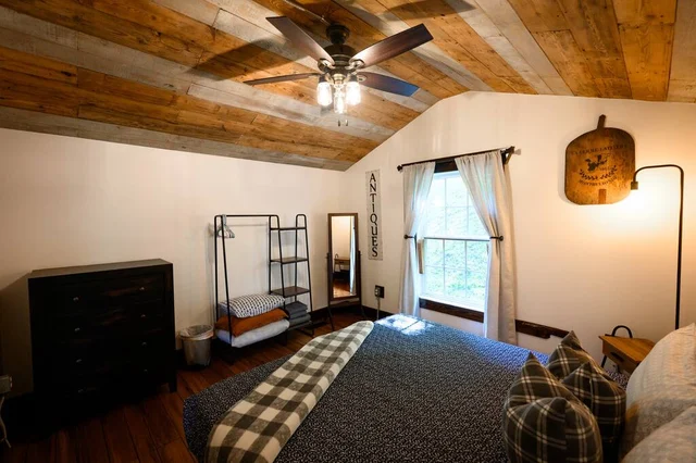 Bedroom 1 image 1