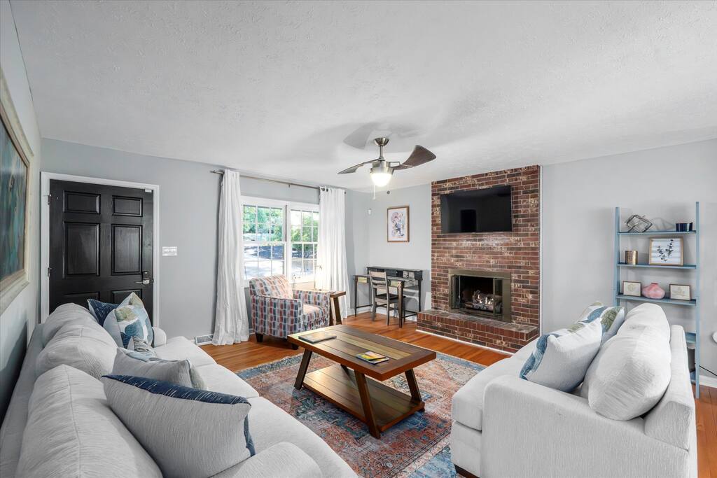 13 Min to Downtown, Hot Tub & Arcade property photo 4