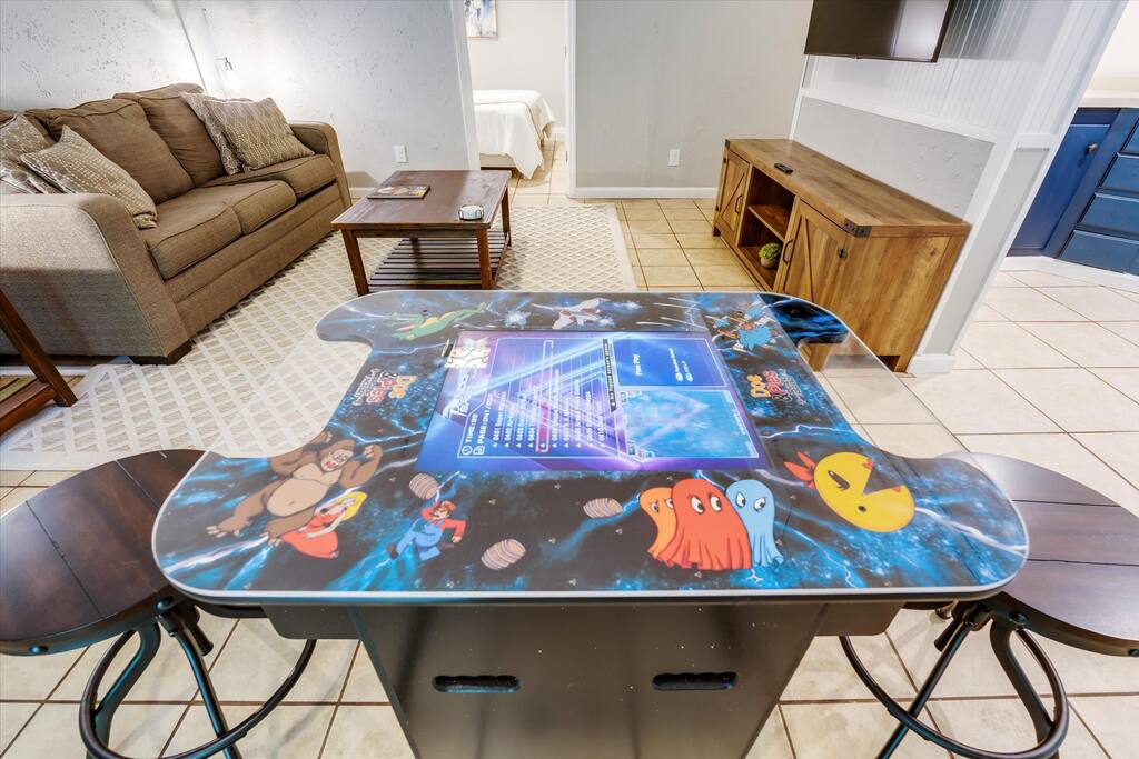 13 Min to Downtown, Hot Tub & Arcade property photo 3