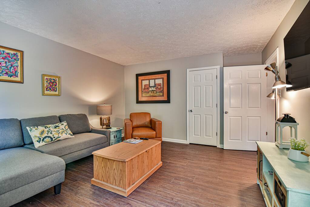 Entire house, indoor hot tub, fire pit property photo 3