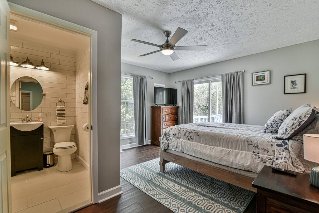 Entire house, indoor hot tub, fire pit property photo 4