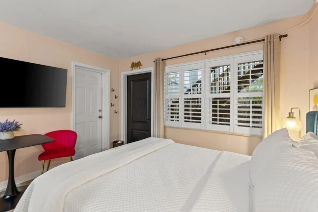 Bedroom 10 image 1