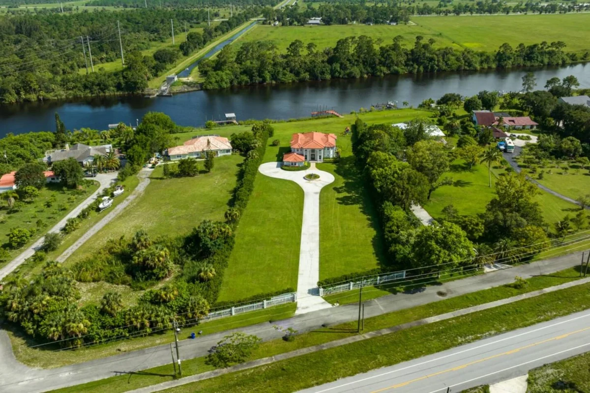 Home in Martin County property photo 4