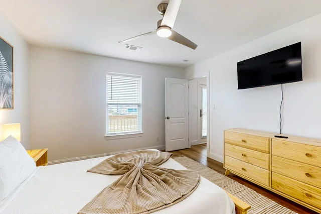 Bedroom 1 image 1